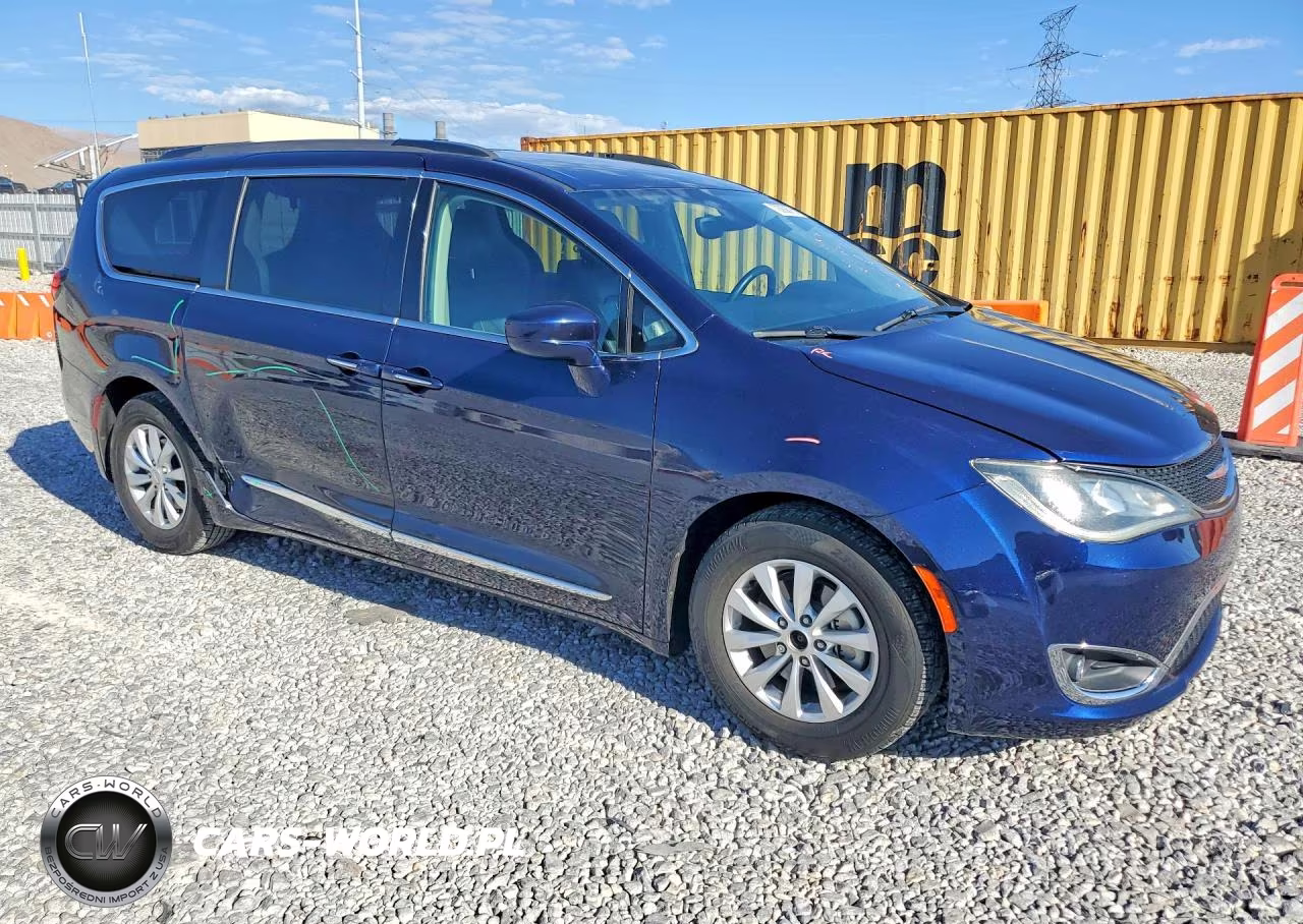 2017 Chrysler Pacifica Touring L VIN:2C4RC1BG2HR743730 - 4
