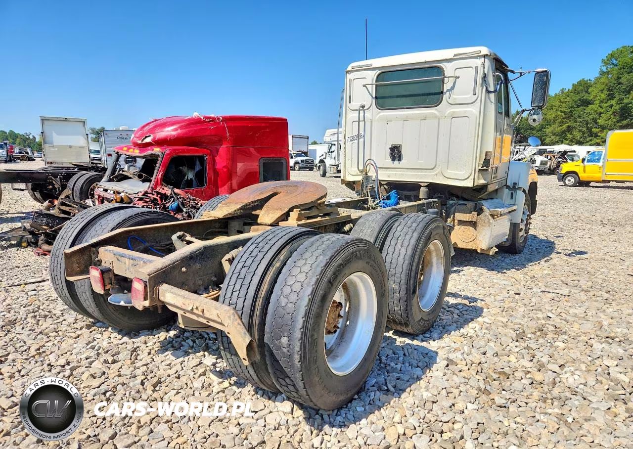 2014 Western Star 4700 Semi Truck VIN:5KJJAVDV1EPFH9925 - 3