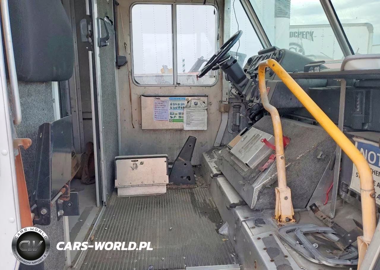 2001 Freightliner Mt45G Chassis Delivery Truck VIN:4UZAANBW91CJ66920 - 7