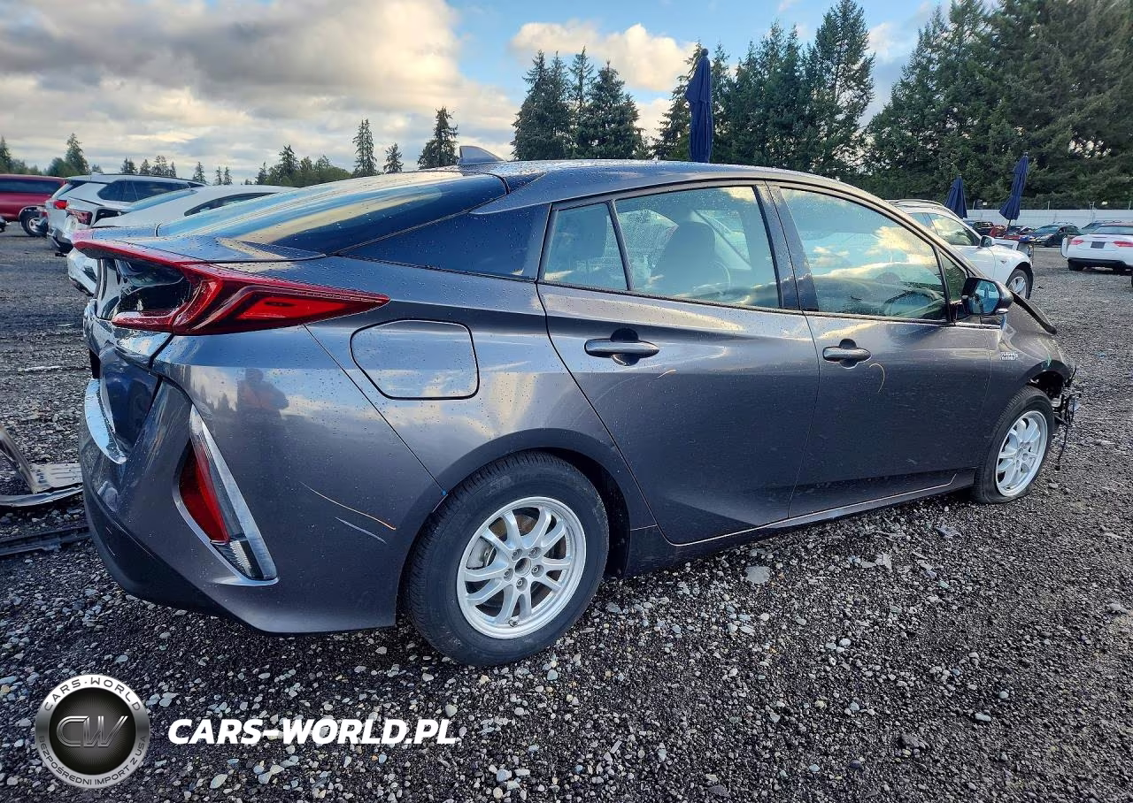2018 Toyota Prius Prime Plus VIN:JTDKARFP3J3086175 - 3