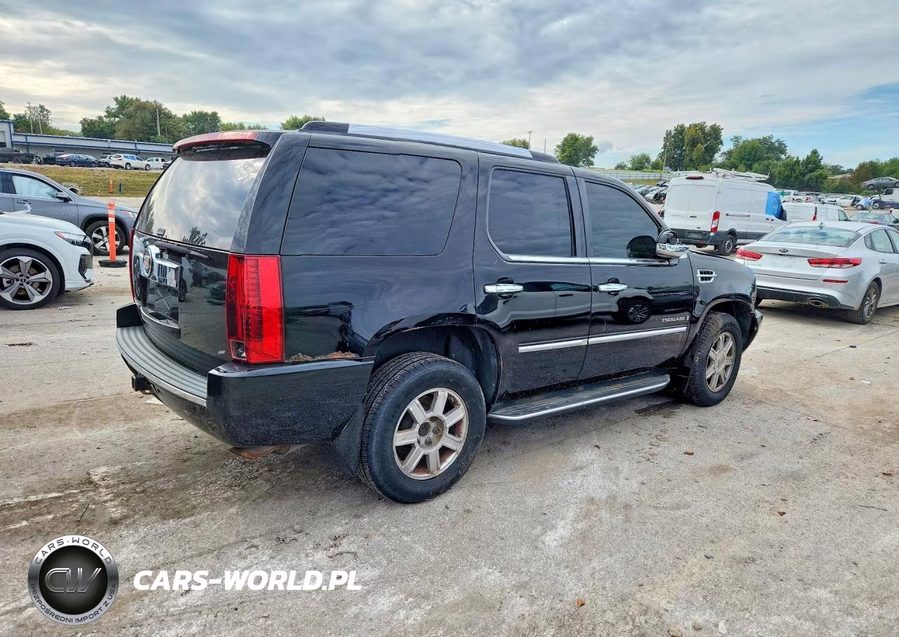 2007 Cadillac Escalade Luxury VIN:1GYFK638X7R296900 - 3