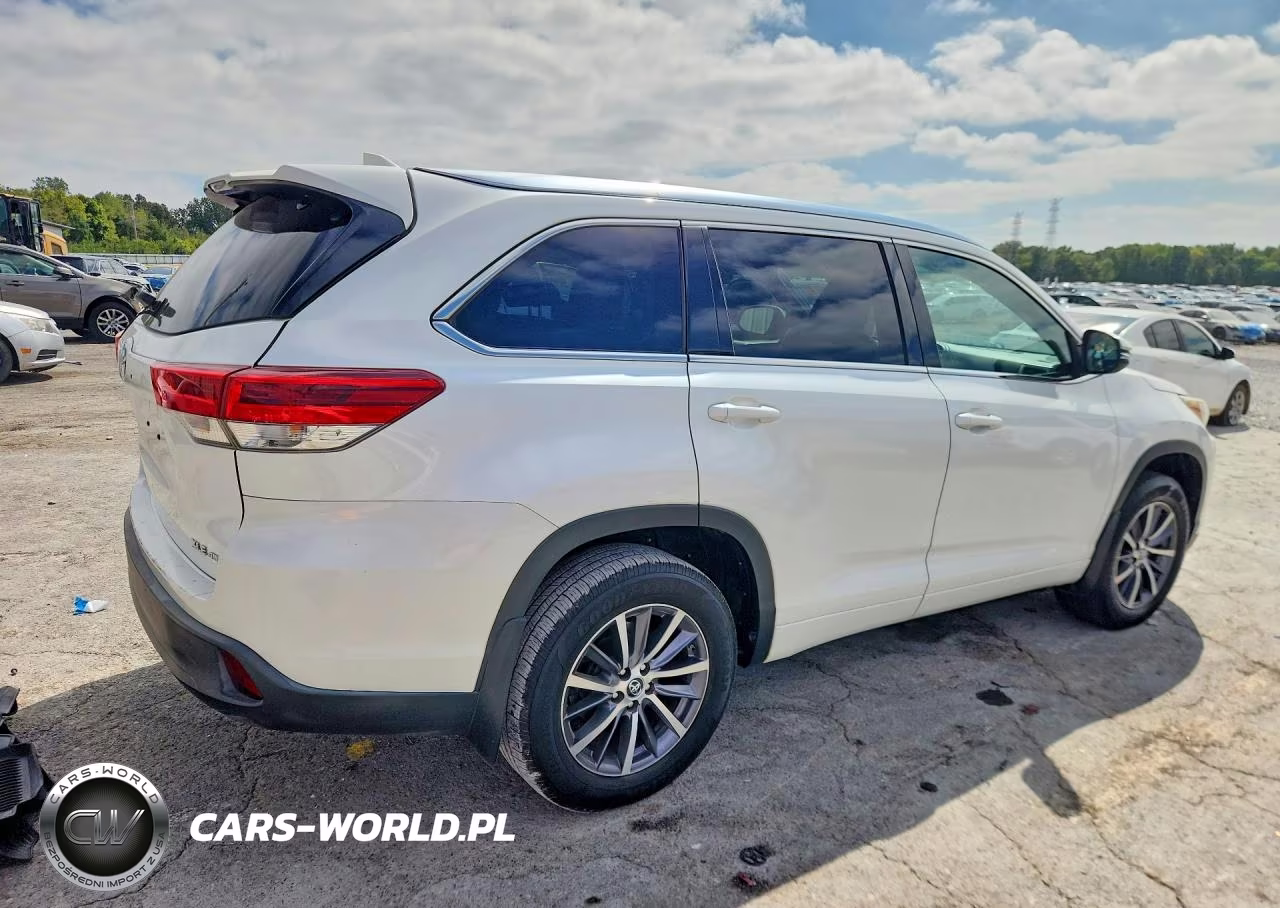 2018 Toyota Highlander Xle VIN:5TDJZRFH6JS801879 - 3