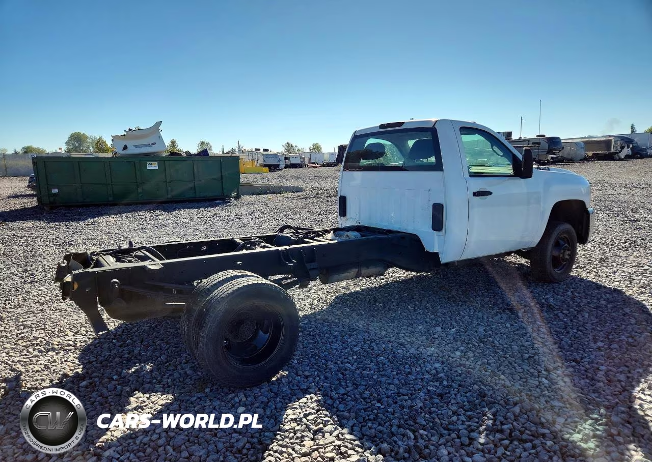 2010 Chevrolet Silverado K3500 VIN:1GB6KZBKXAF133939 - 3