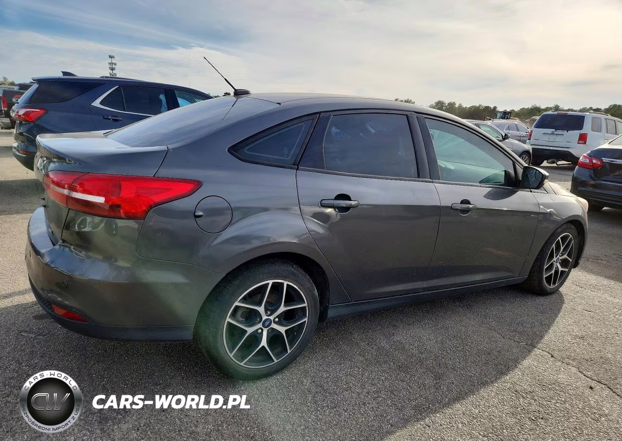 2017 Ford Focus VIN:1FADP3E21HL261940 - 3