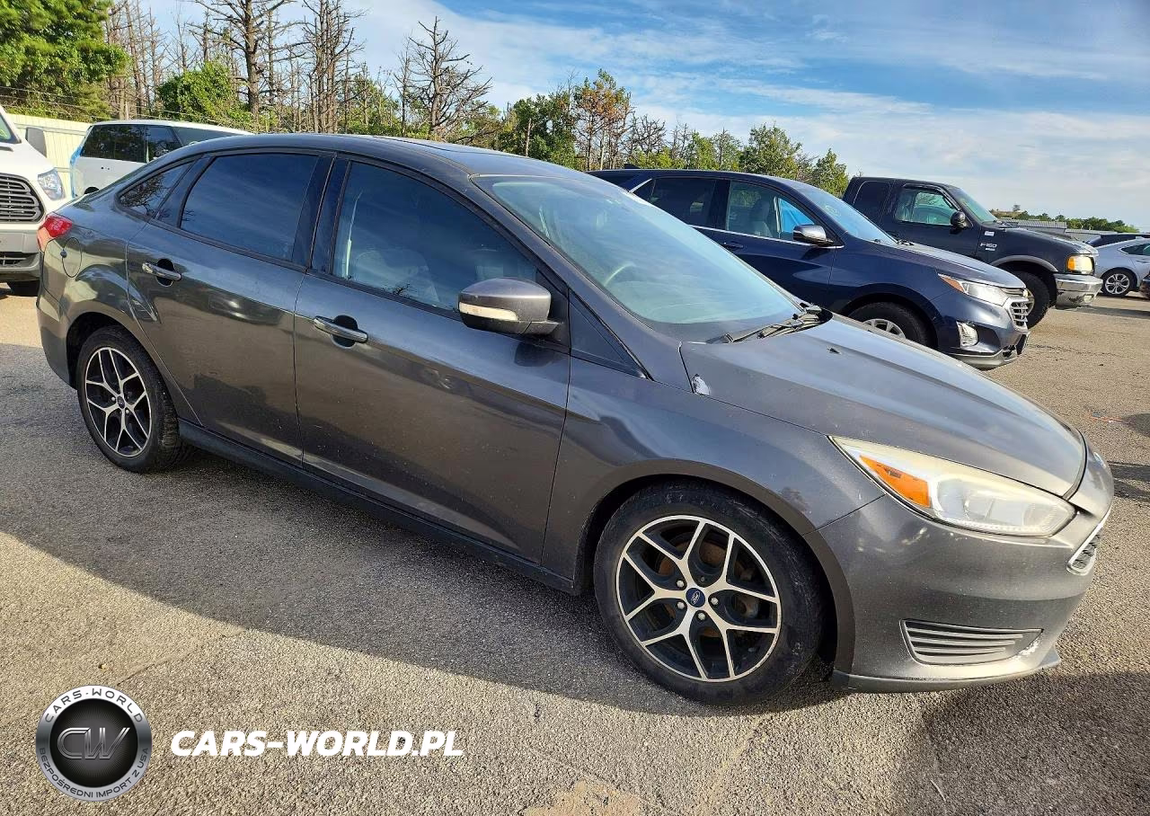 2017 Ford Focus VIN:1FADP3E21HL261940 - 4