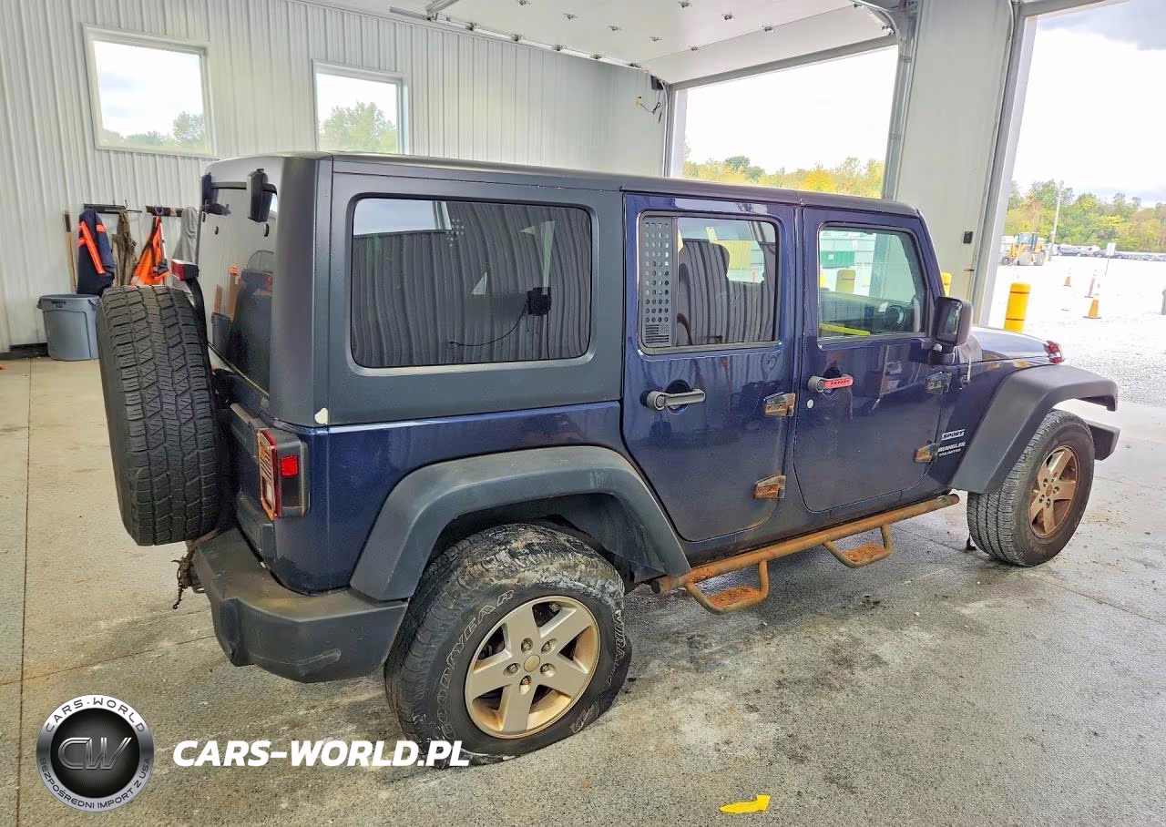 2013 Jeep Wrangler Unlimited Sport VIN:1C4BJWDG8DL537896 - 3