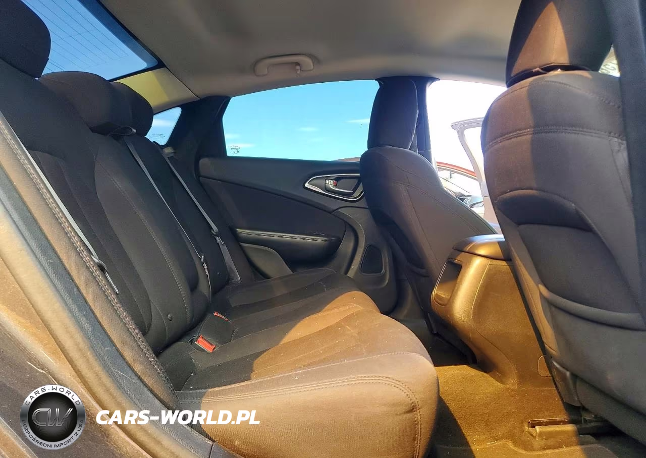 2015 Chrysler 200 Limited VIN:1C3CCCAB4FN596932 - 10
