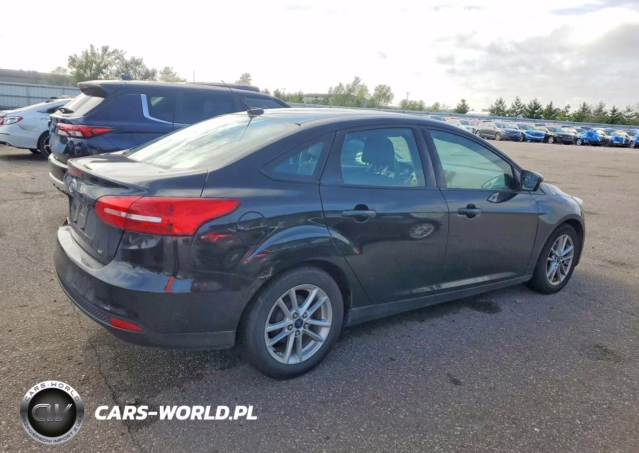 2015 Ford Focus Se VIN:1FADP3F22FL319677 - 3