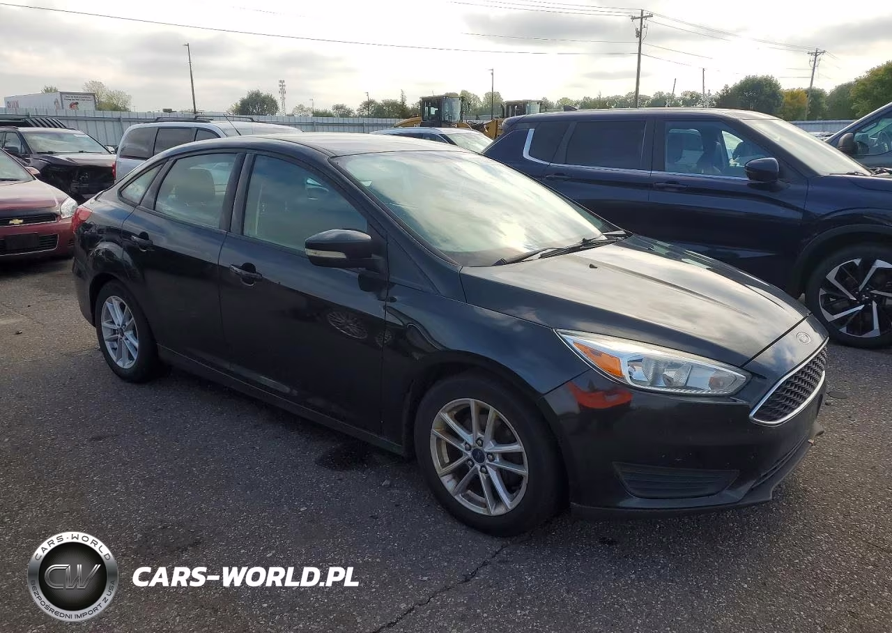 2015 Ford Focus Se VIN:1FADP3F22FL319677 - 4