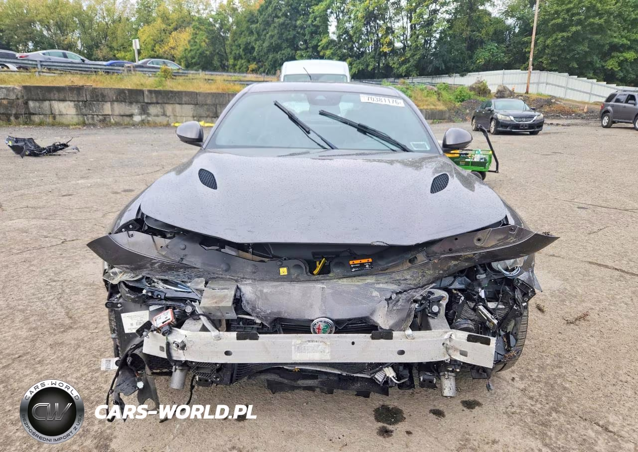 2018 Alfa Romeo Giulia Quadrifoglio VIN:ZARFAEAV9J7584069 - 5