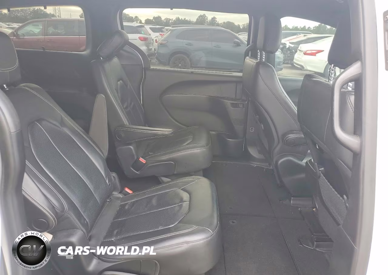 2018 Chrysler Pacifica Touring L VIN:2C4RC1BG7JR261809 - 11