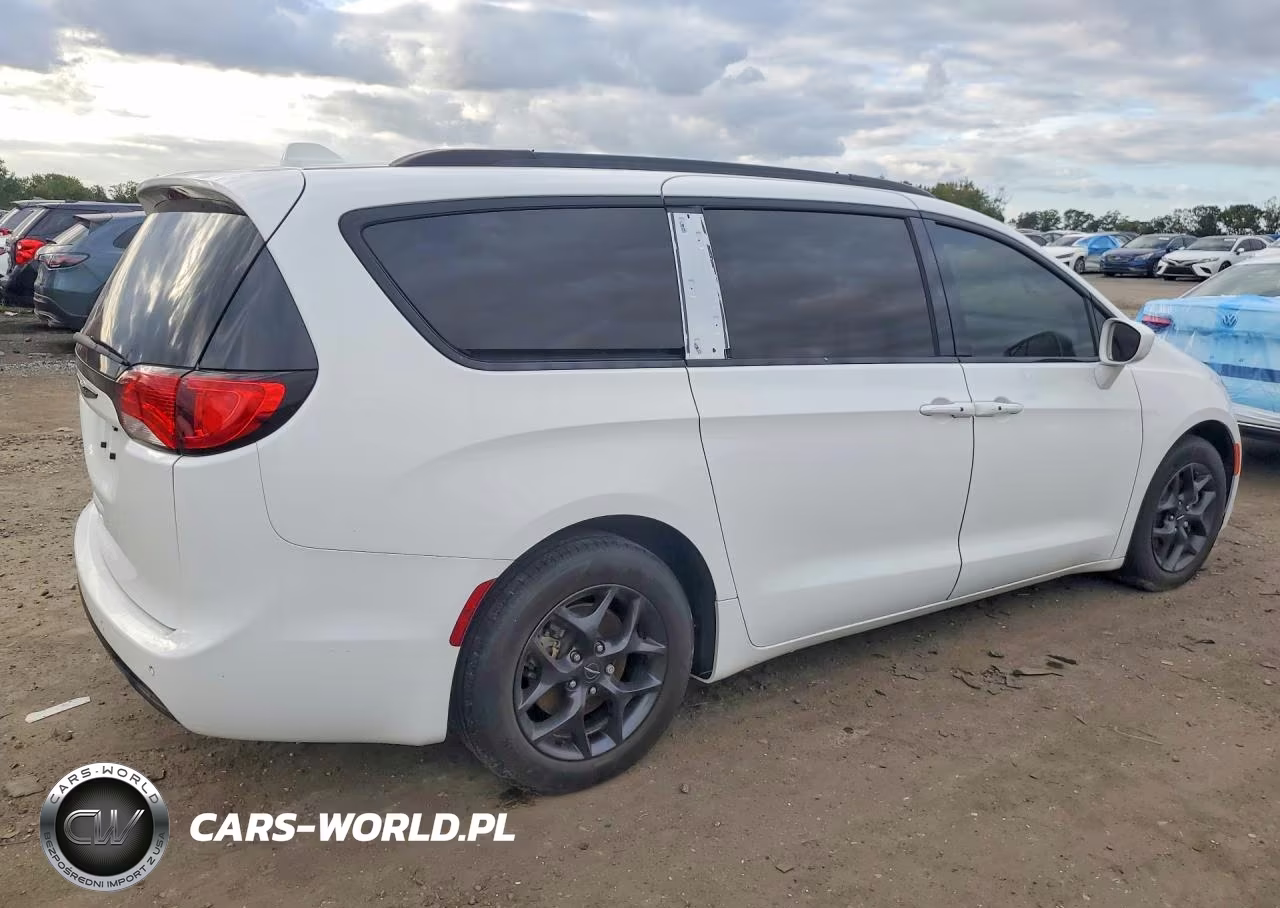 2018 Chrysler Pacifica Touring L VIN:2C4RC1BG7JR261809 - 3