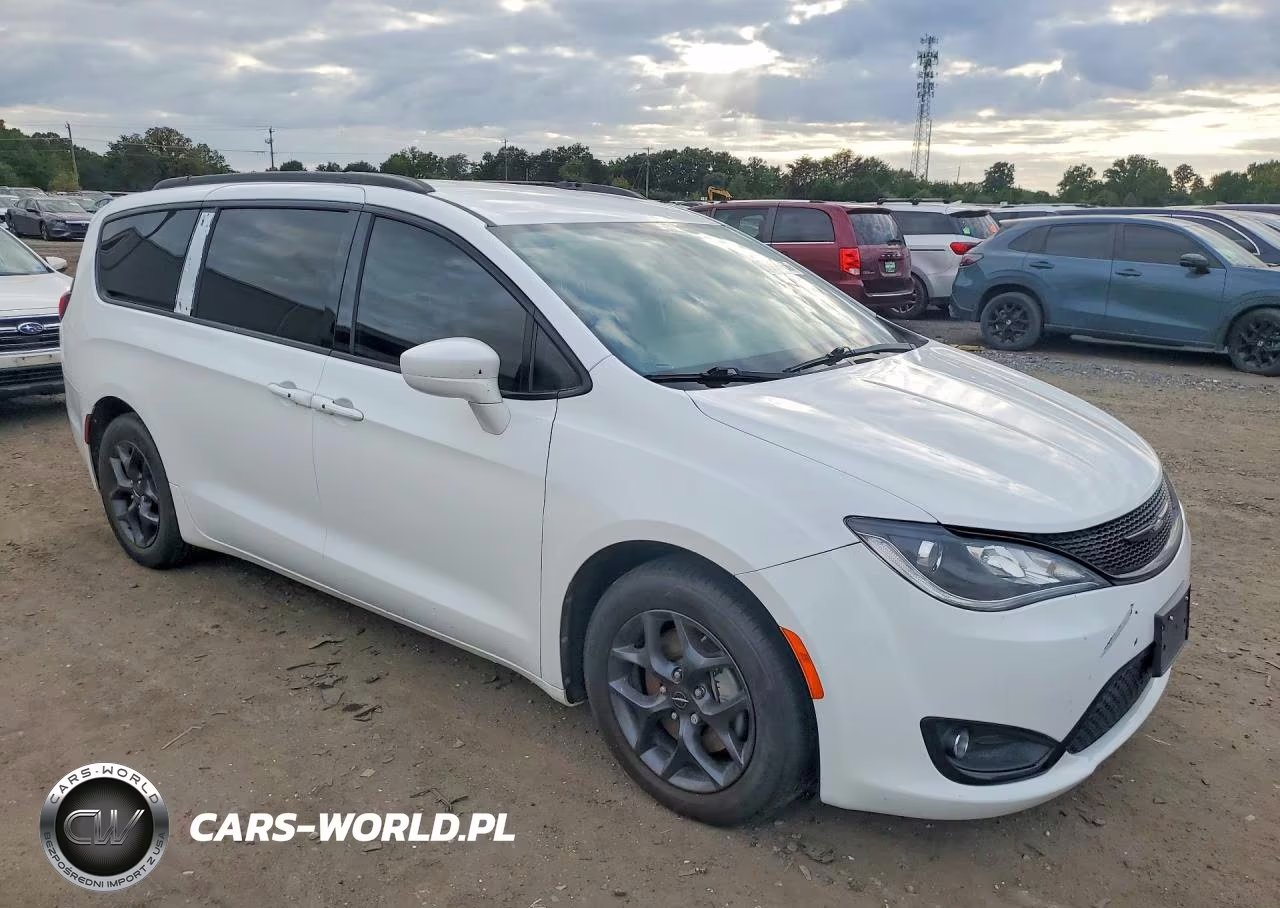 2018 Chrysler Pacifica Touring L VIN:2C4RC1BG7JR261809 - 4