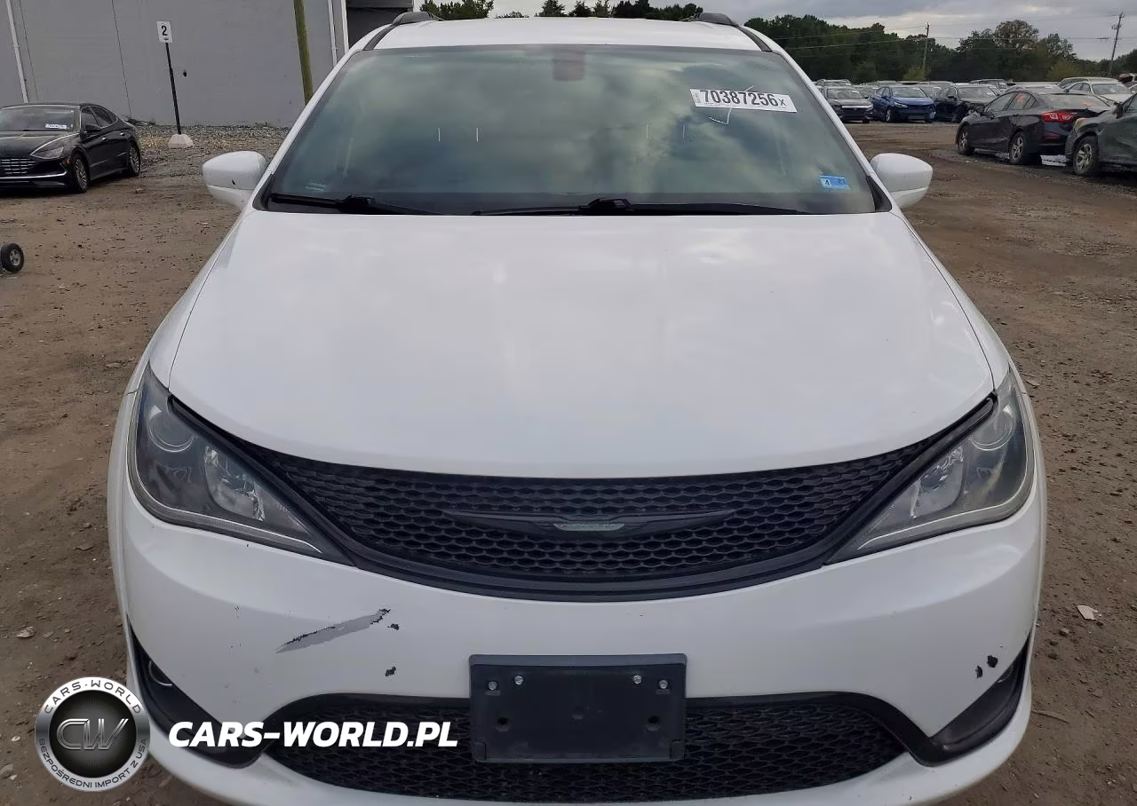 2018 Chrysler Pacifica Touring L VIN:2C4RC1BG7JR261809 - 5