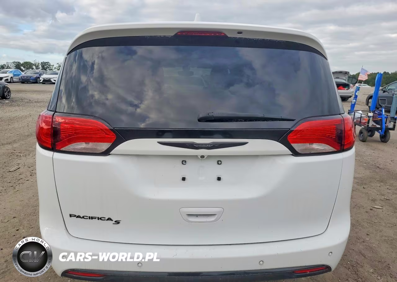 2018 Chrysler Pacifica Touring L VIN:2C4RC1BG7JR261809 - 6