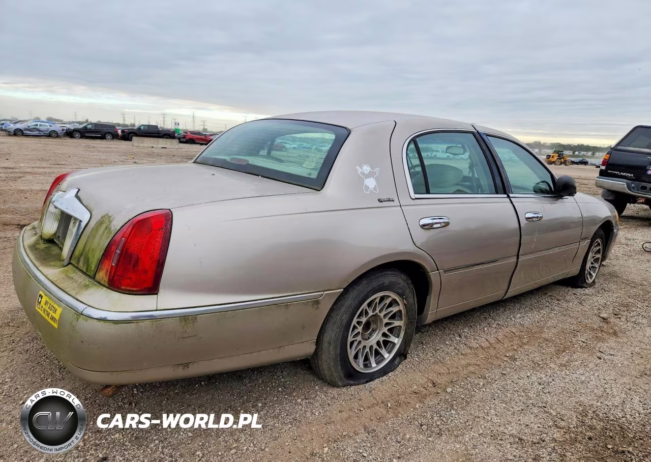 2002 Lincoln Town Car Signature VIN:1LNHM82W52Y603761 - 3