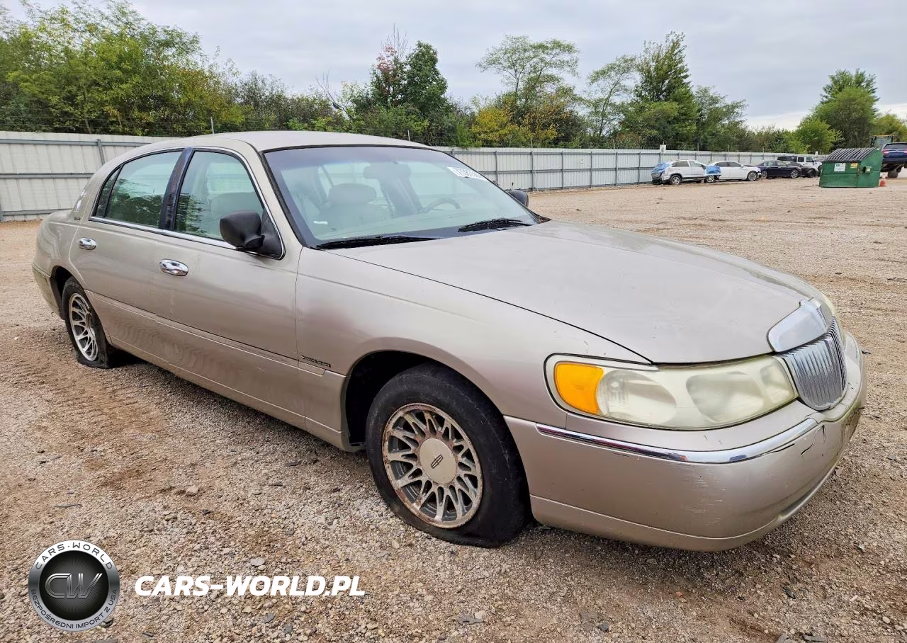 2002 Lincoln Town Car Signature VIN:1LNHM82W52Y603761 - 4