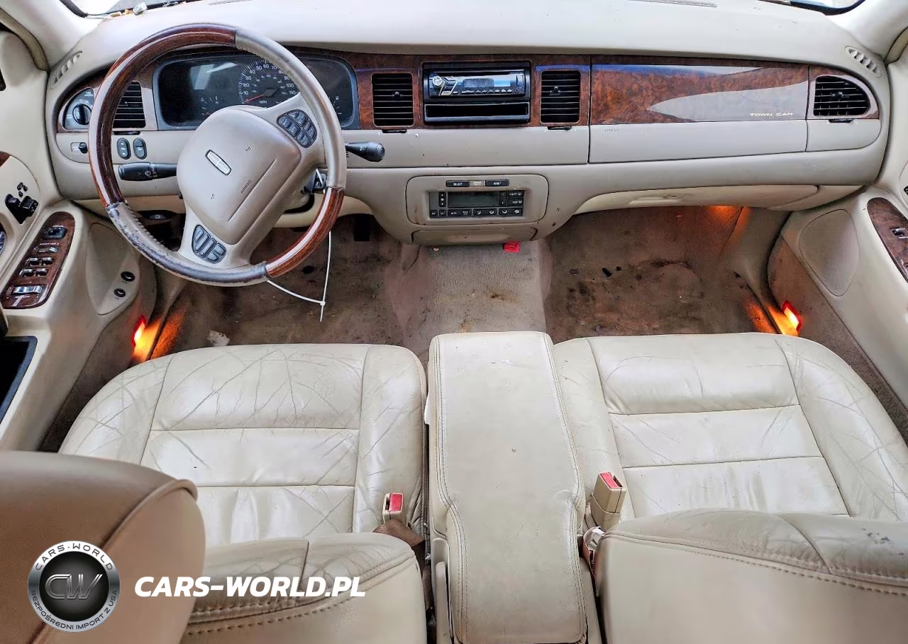 2002 Lincoln Town Car Signature VIN:1LNHM82W52Y603761 - 8