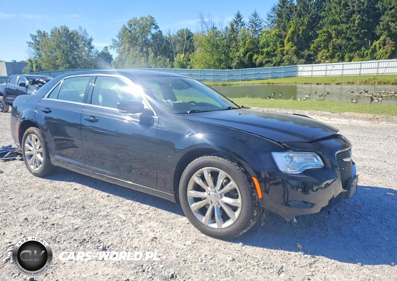 2021 Chrysler 300 Touring VIN:2C3CCARG1MH533118 - 4