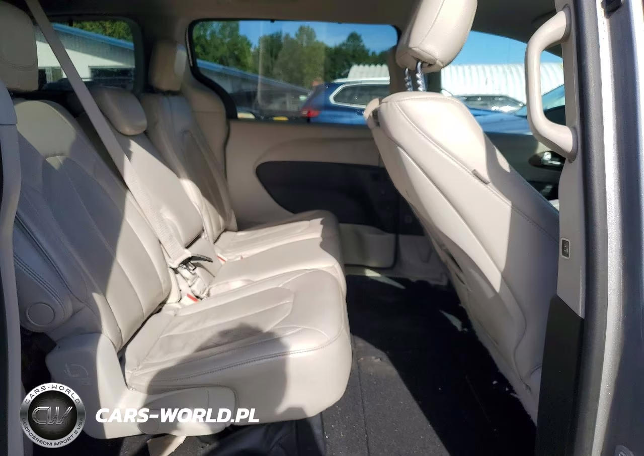2017 Chrysler Pacifica Touring L Plus VIN:2C4RC1EG6HR622324 - 11