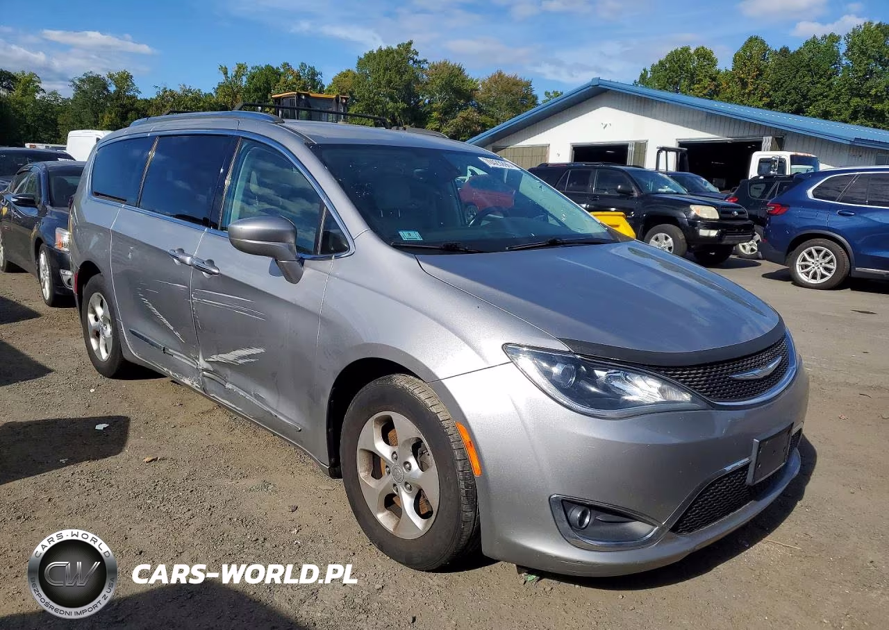 2017 Chrysler Pacifica Touring L Plus VIN:2C4RC1EG6HR622324 - 4