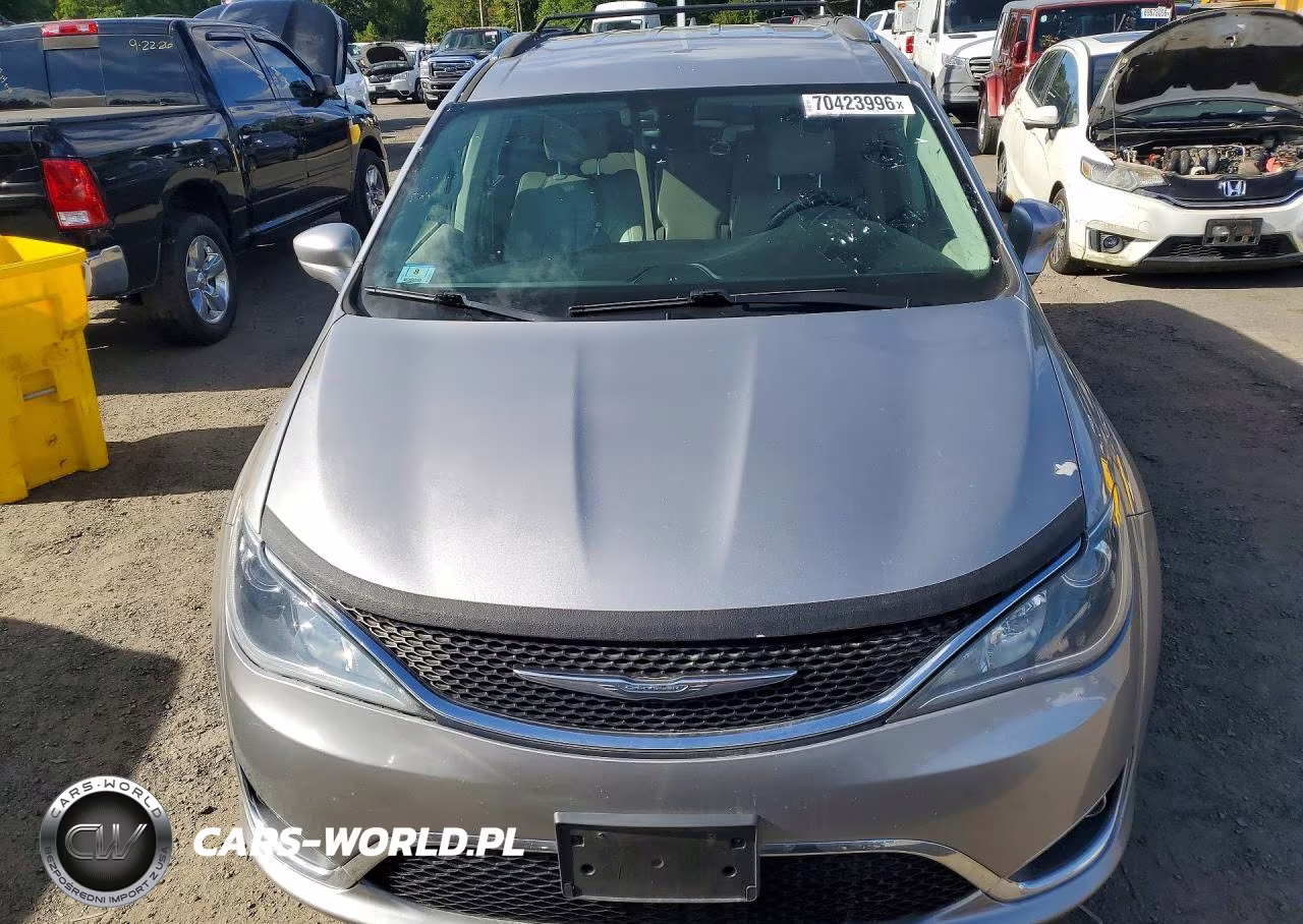 2017 Chrysler Pacifica Touring L Plus VIN:2C4RC1EG6HR622324 - 5
