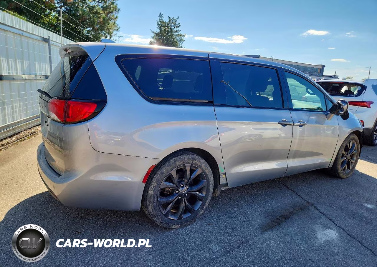 2019 Chrysler Pacifica Touring Plus VIN:2C4RC1FG1KR681402 - 3