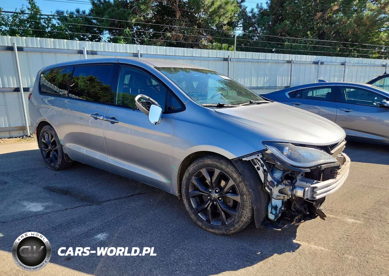 2019 Chrysler Pacifica Touring Plus VIN:2C4RC1FG1KR681402 - 4
