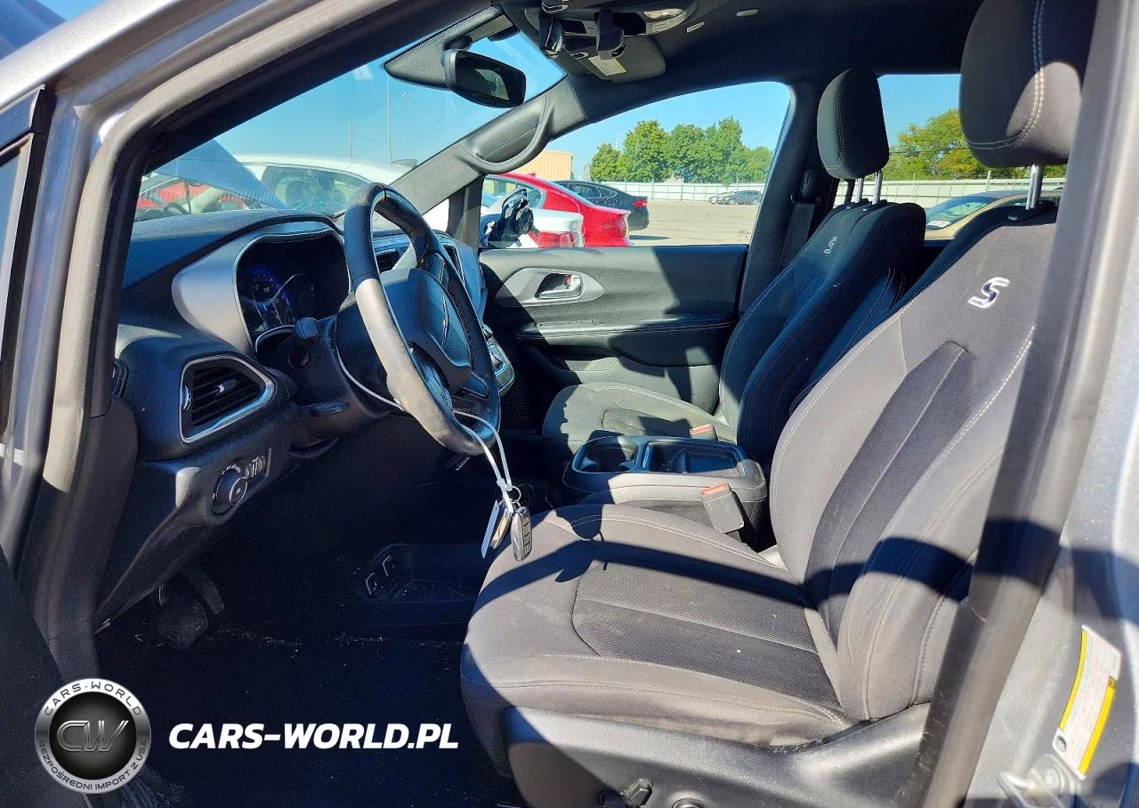 2019 Chrysler Pacifica Touring Plus VIN:2C4RC1FG1KR681402 - 7