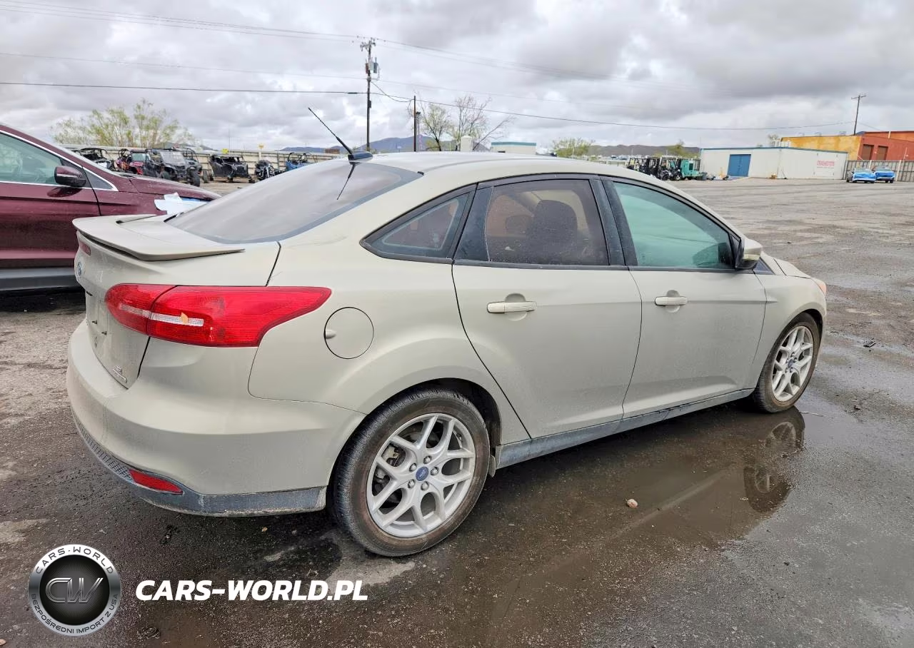 2015 Ford Focus Se VIN:1FADP3F25FL287212 - 3