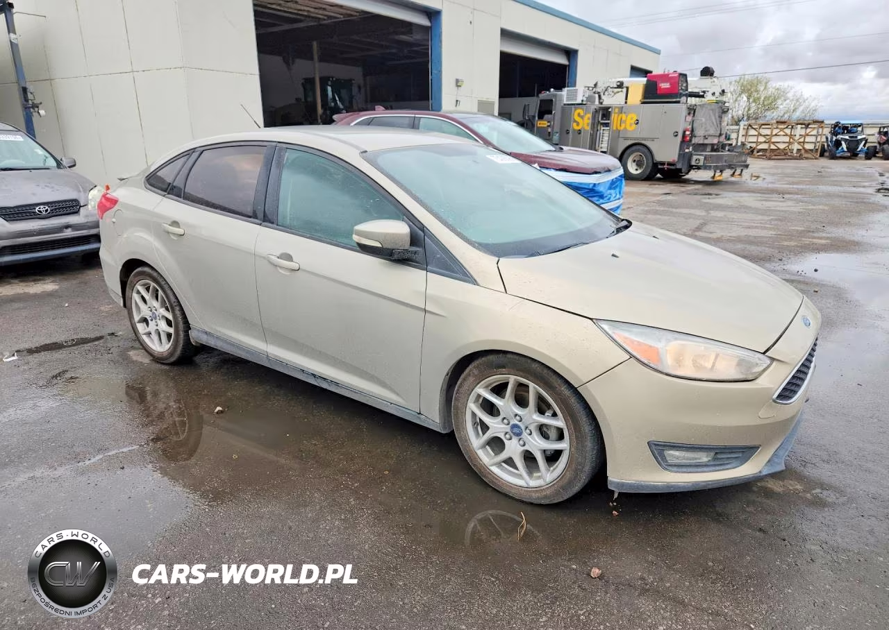 2015 Ford Focus Se VIN:1FADP3F25FL287212 - 4