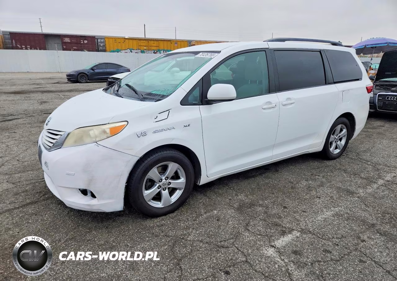 2015 Toyota Sienna Le – zdjęcie 1 z 13