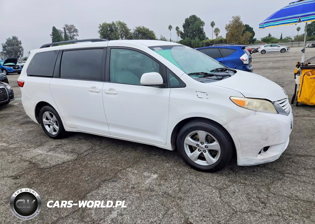 2015 Toyota Sienna Le VIN:5TDKK3DC7FS608984 - 4