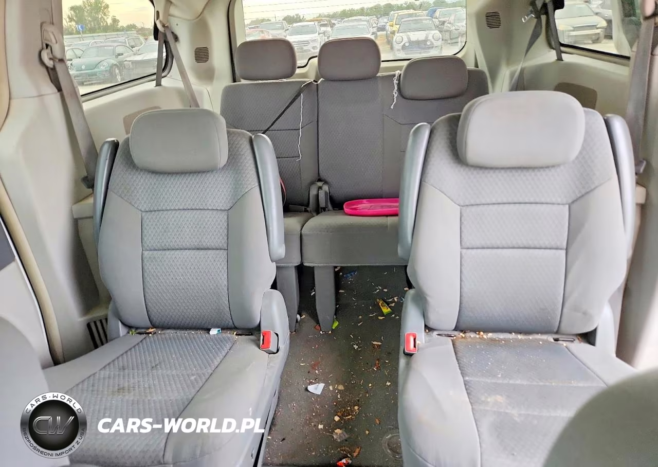 2010 Chrysler Town & Country Touring VIN:2A4RR5D13AR450739 - 10