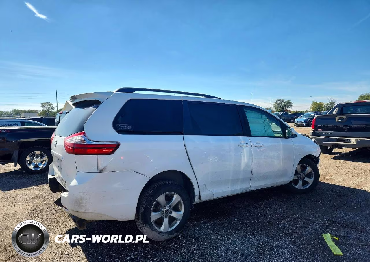 2018 Toyota Sienna Le VIN:5TDKZ3DC8JS903371 - 3