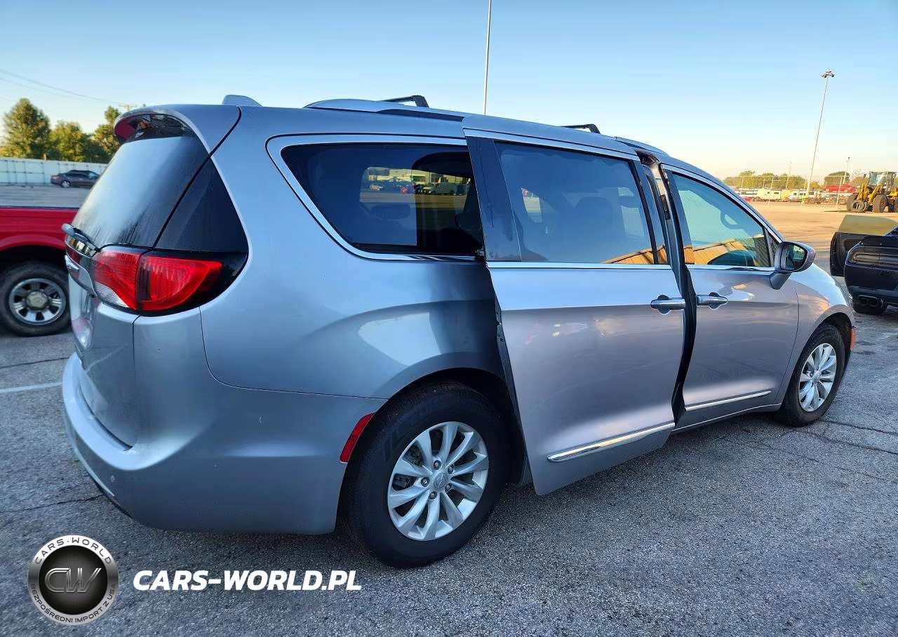 2019 Chrysler Pacifica Touring L VIN:2C4RC1BG2KR537654 - 3
