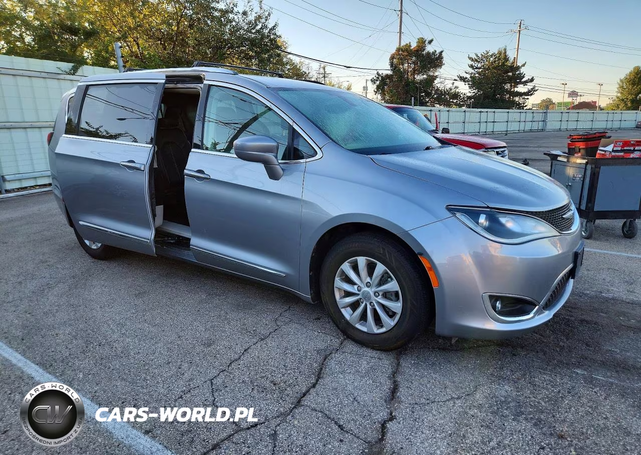 2019 Chrysler Pacifica Touring L VIN:2C4RC1BG2KR537654 - 4