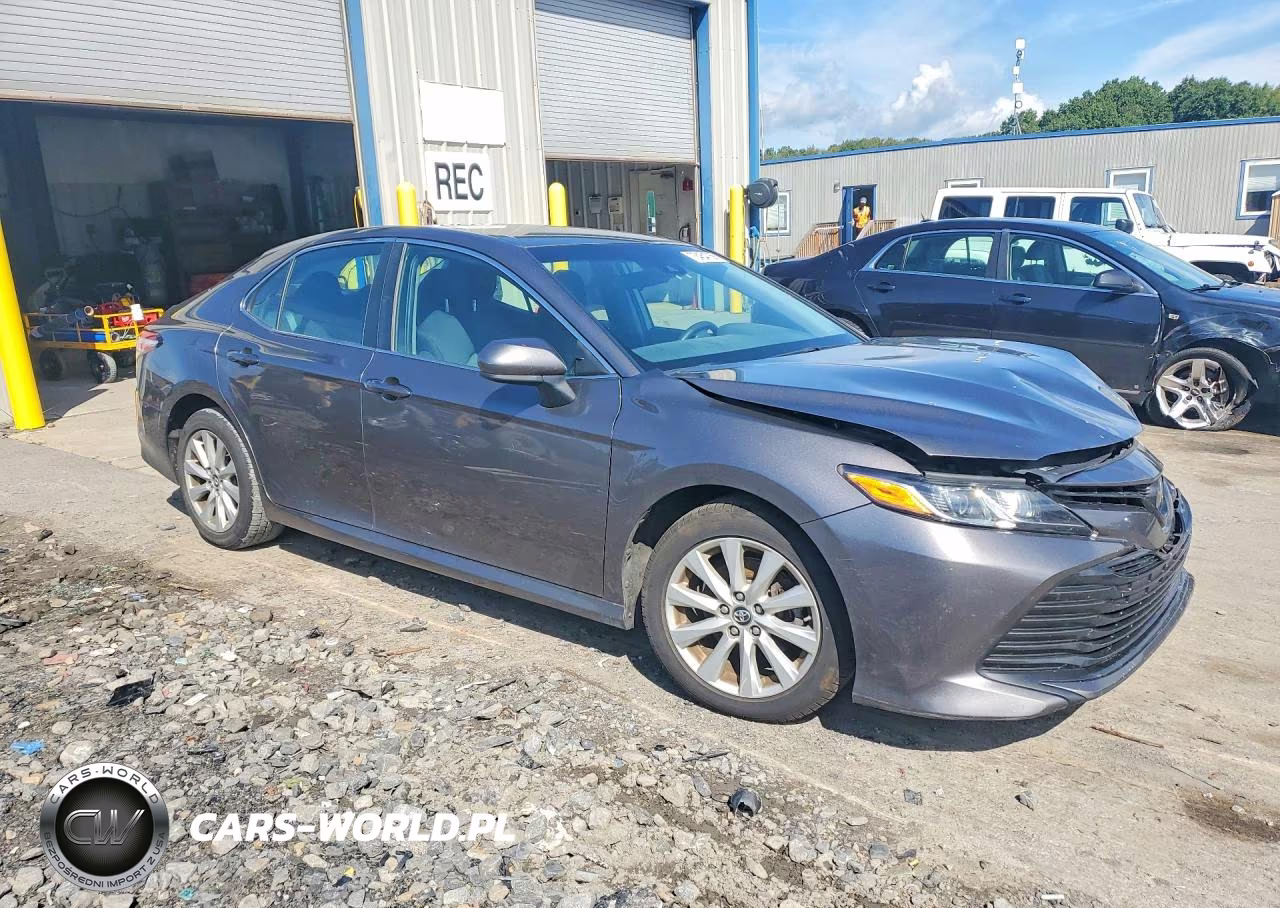 2018 Toyota Camry Le VIN:4T1B11HK8JU636883 - 4
