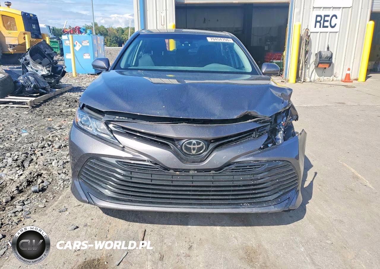 2018 Toyota Camry Le VIN:4T1B11HK8JU636883 - 5