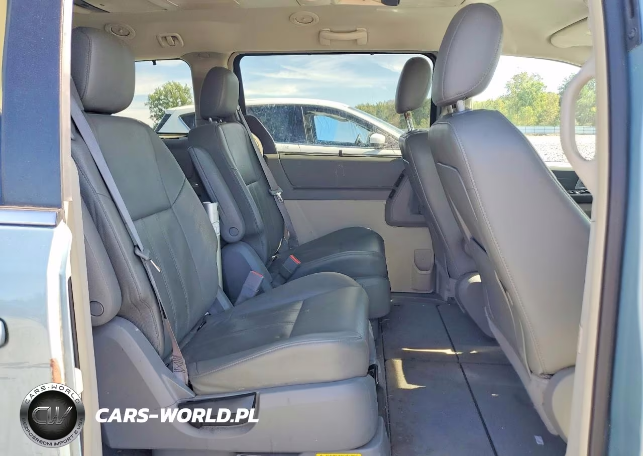 2008 Chrysler Town-Country VIN:2A8HR54P88R754058 - 10