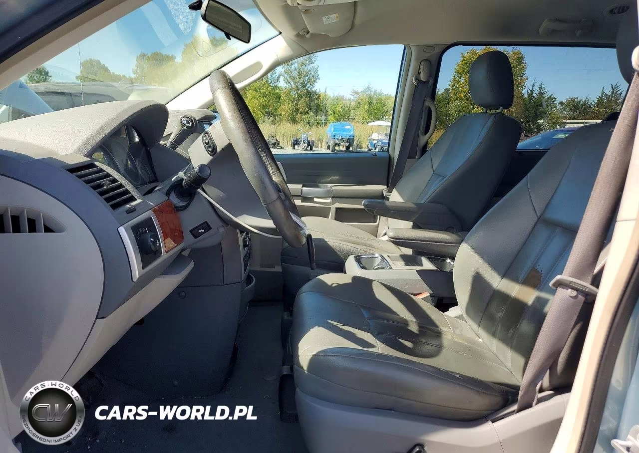 2008 Chrysler Town-Country VIN:2A8HR54P88R754058 - 7