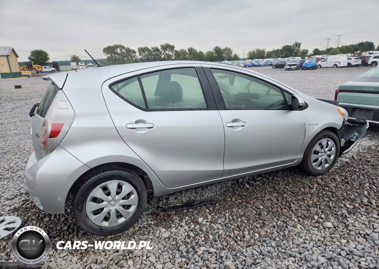 2013 Toyota Prius C Two VIN:JTDKDTB33D1554994 - 3