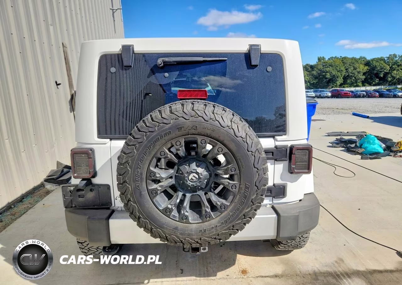 2015 Jeep Wrangler Unlimited Sahara VIN:1C4BJWEG7FL529841 - 6