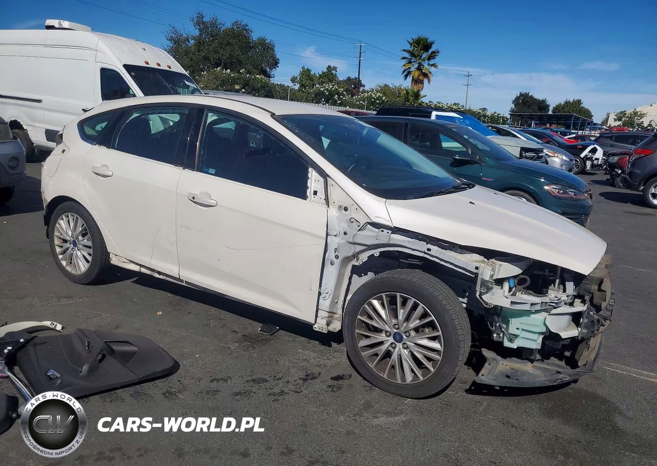 2015 Ford Focus Titanium VIN:1FADP3N26FL387126 - 4