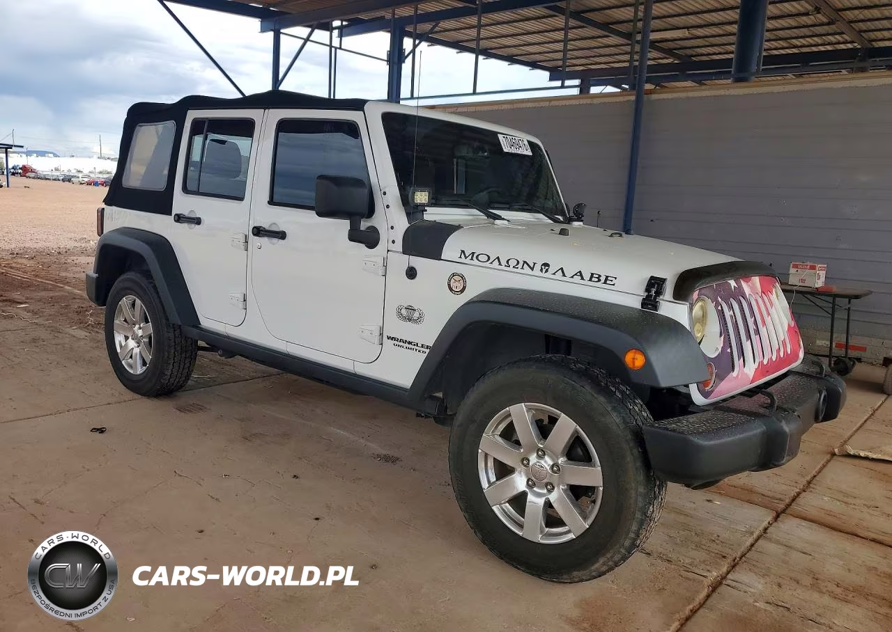 2013 Jeep Wrangler Unlimited Sport VIN:1C4BJWDG2DL643129 - 4