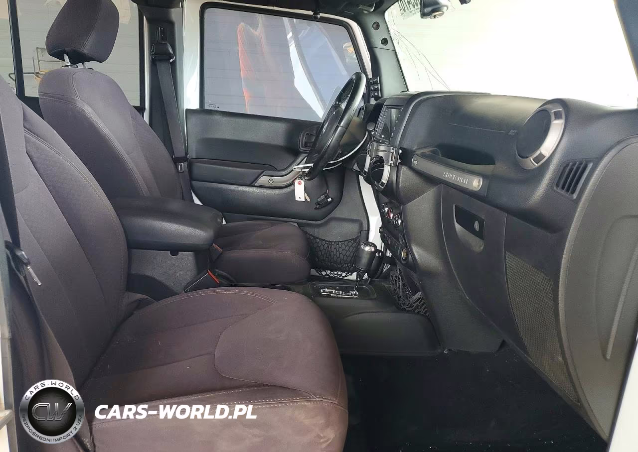 2013 Jeep Wrangler Unlimited Sport VIN:1C4BJWDG2DL643129 - 7