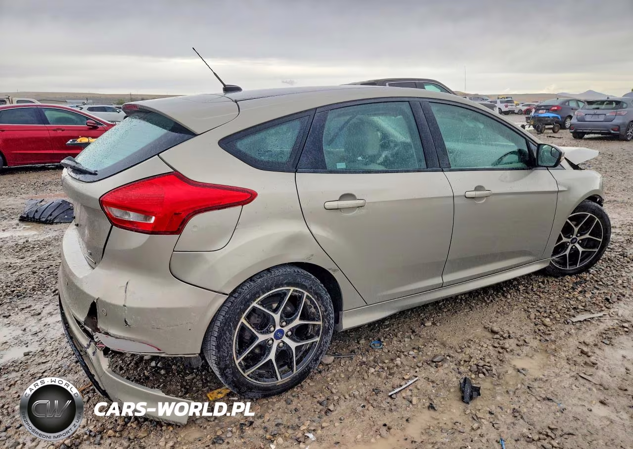 2015 Ford Focus Se VIN:1FADP3K2XFL324115 - 3