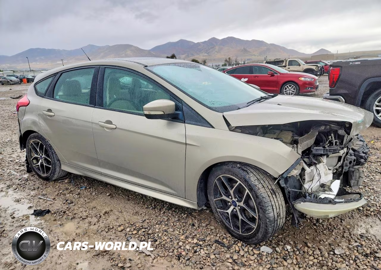 2015 Ford Focus Se VIN:1FADP3K2XFL324115 - 4