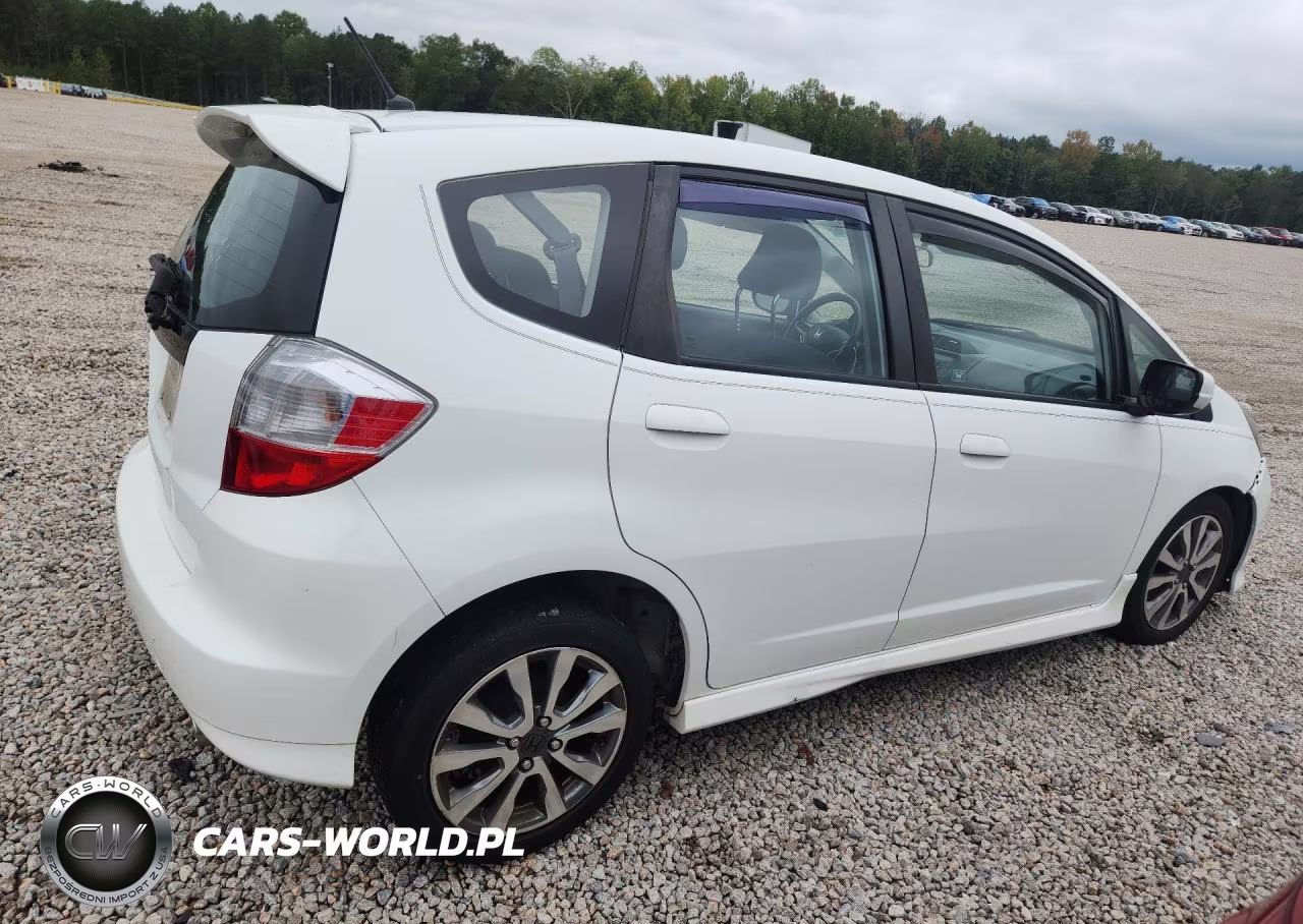 2013 Honda Fit Sport VIN:JHMGE8H55DC030418 - 3