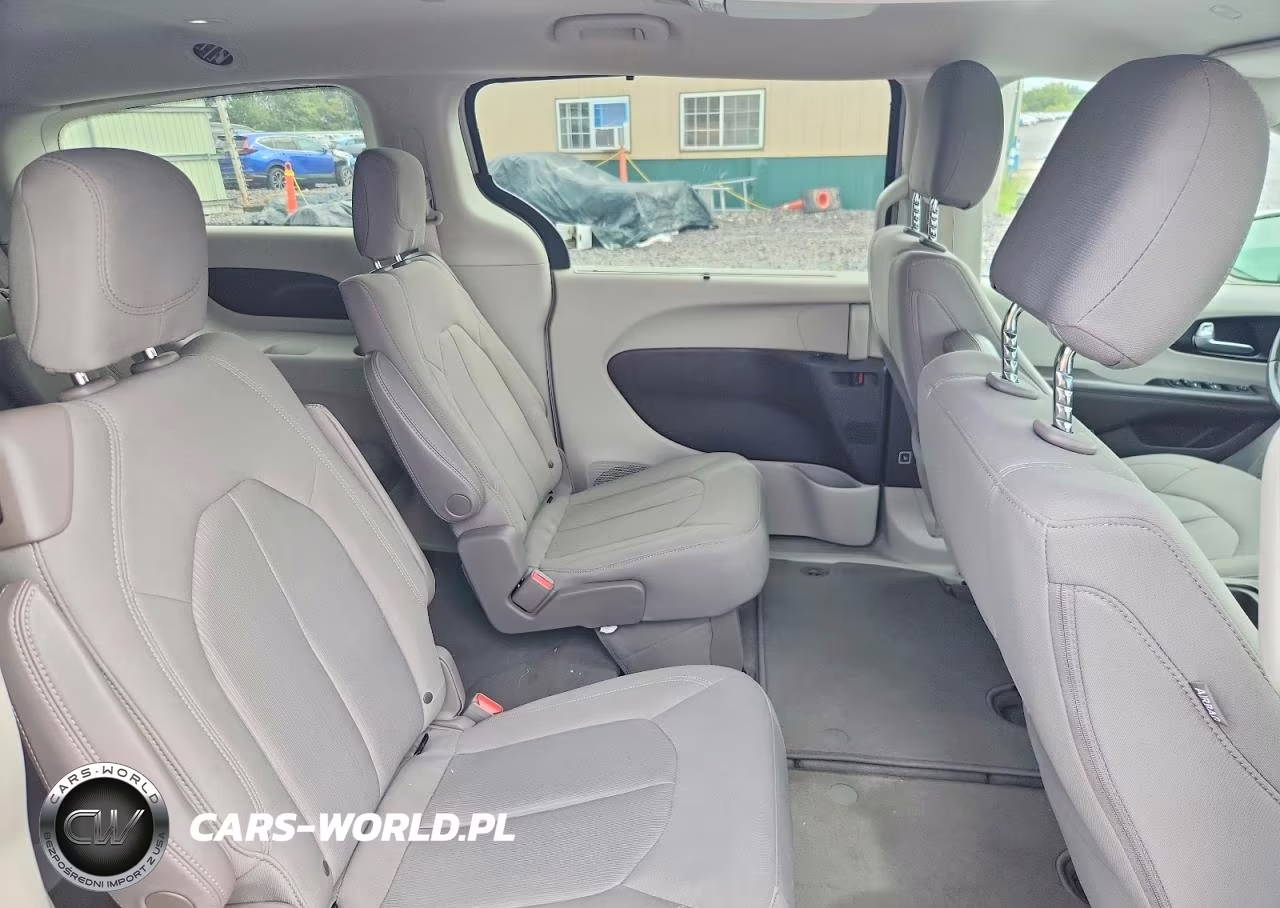 2020 Chrysler Pacifica Touring VIN:2C4RC1FG1LR209945 - 11